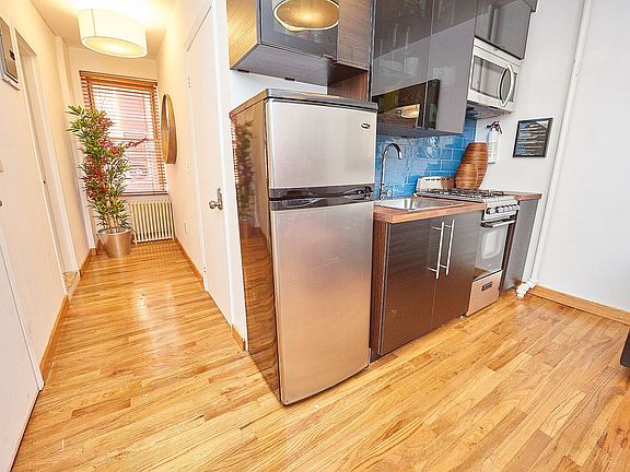 5th image of 174 Elizabeth St #2D