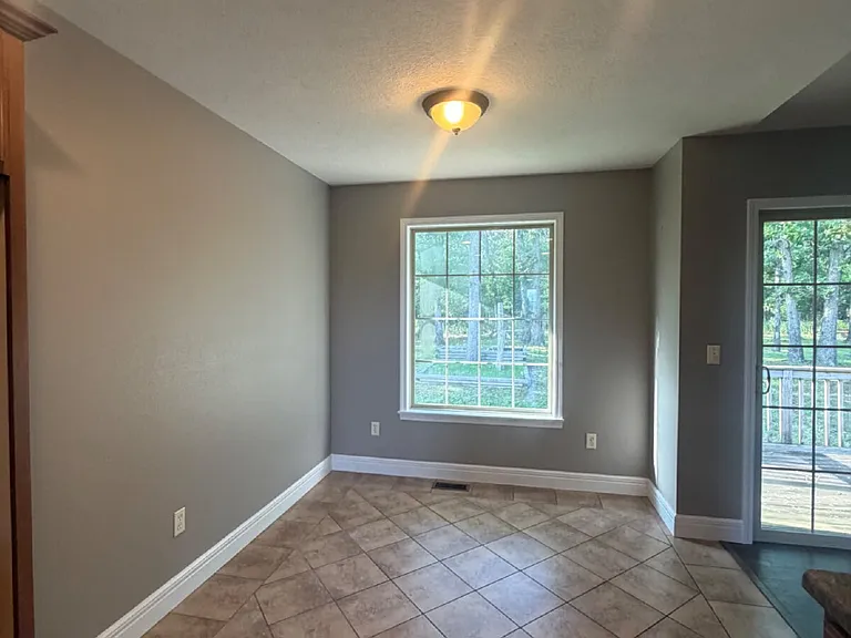260 Roundhill Rd — Photo 8