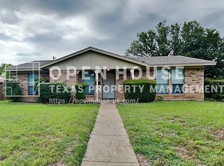 621 Barkridge Trl, Burleson, TX 76028