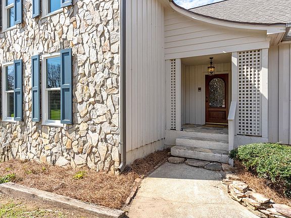 4th image of 302 Golf View Ln
