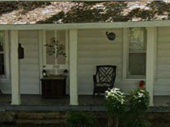 4th image of 209 Highland St