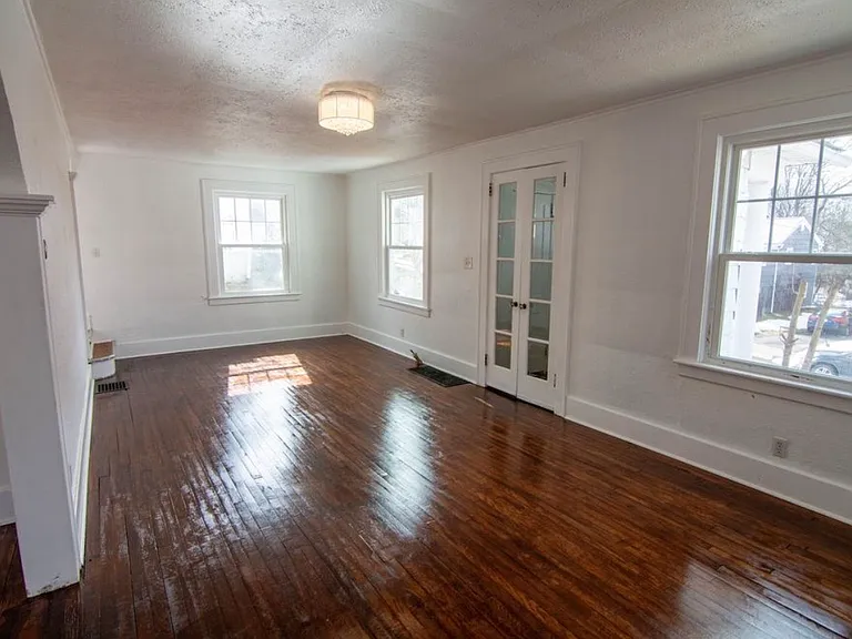 132 Crary Ave — Photo 3