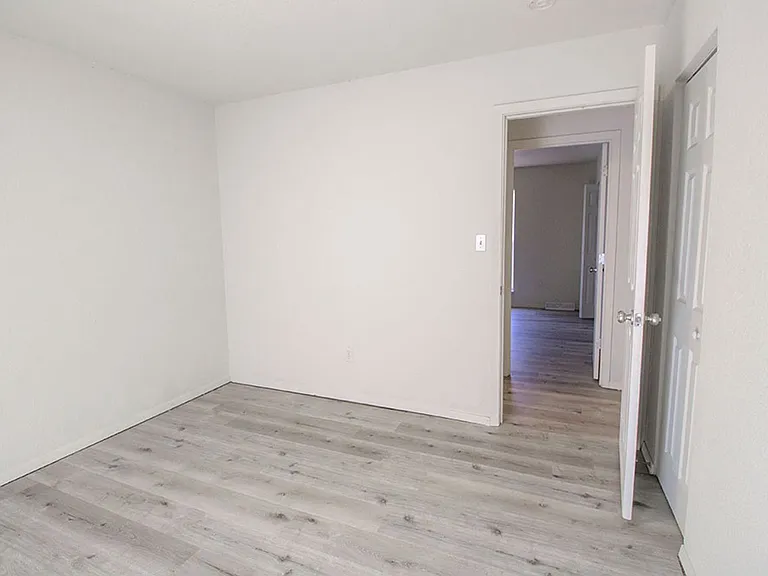 1005 W Ash St — Photo 14