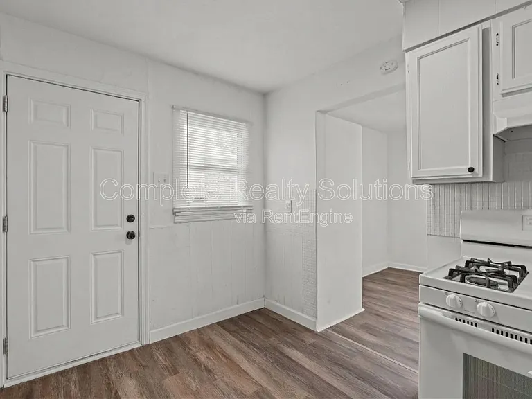 9823 Winkler Dr — Photo 14