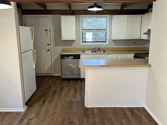 3rd image of 138 Village Ct