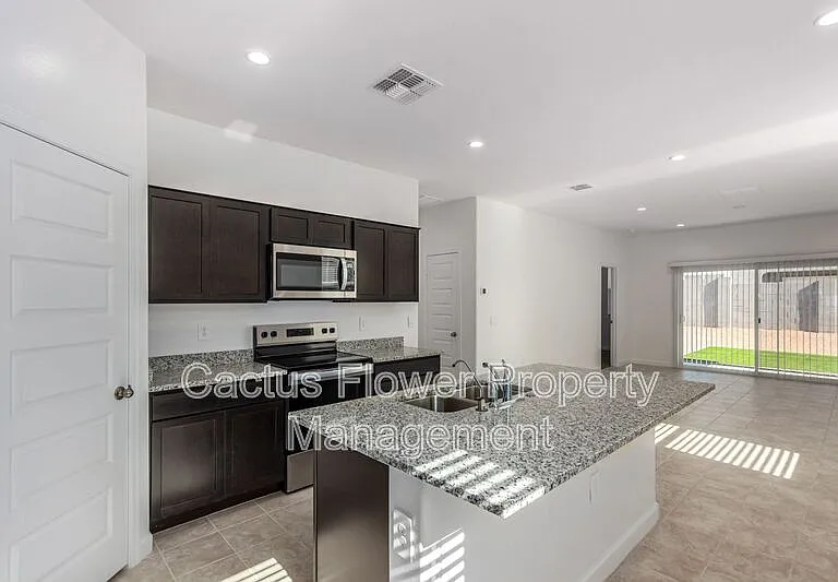 2037 W Shelly Ave — Photo 6