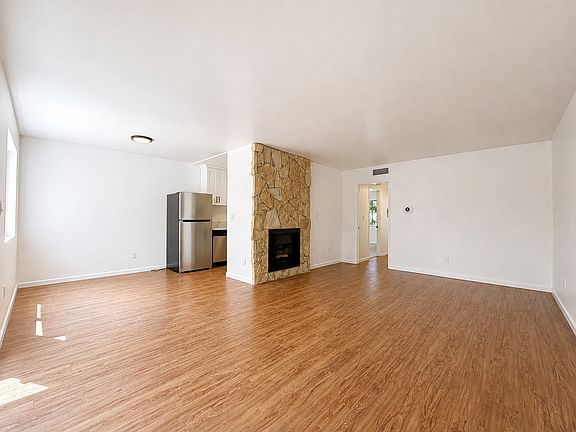 3rd image of 12314 Moorpark St APT 112