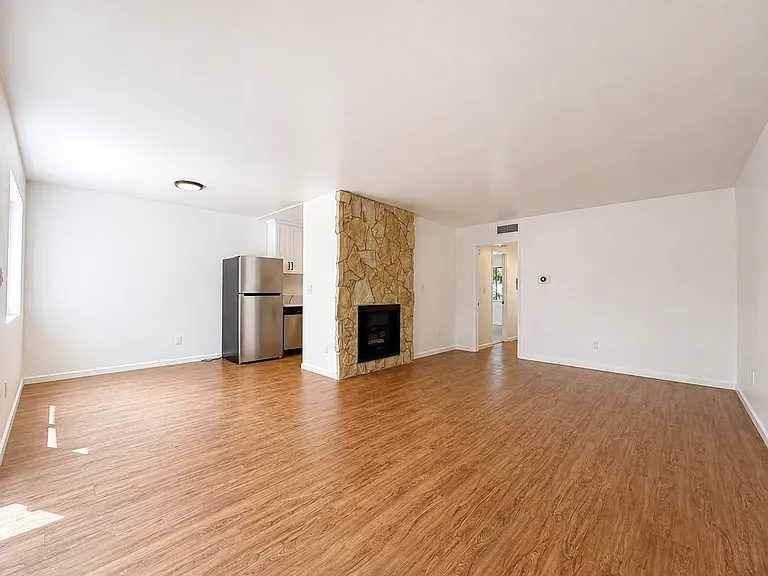 Moorpark Lofts — Photo 4