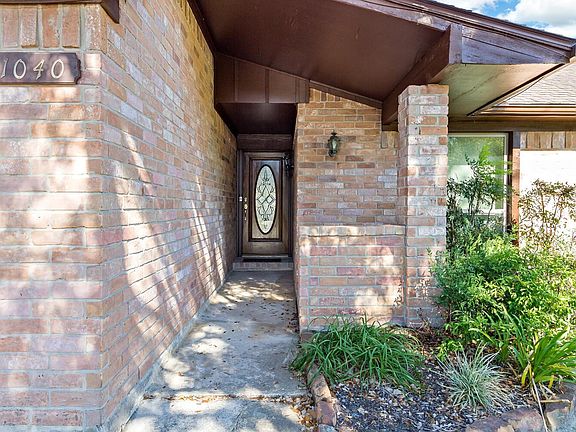 2nd image of 1040 Shakespeare Dr