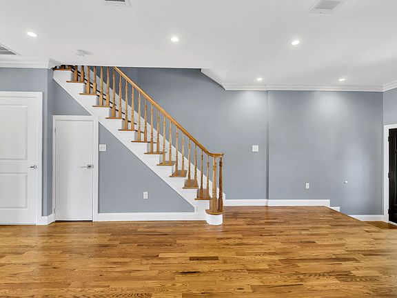 2nd image of 28 Roosevelt Pl APT 2