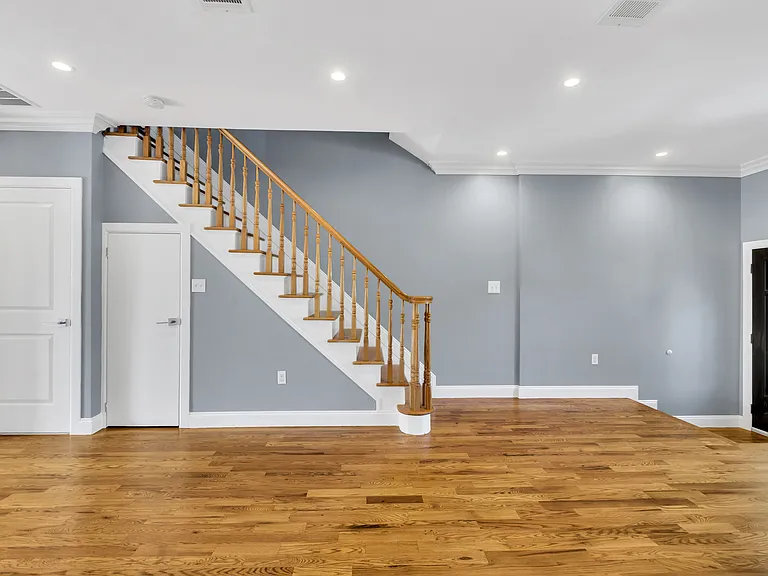 28 Roosevelt Pl #2 — Photo 12