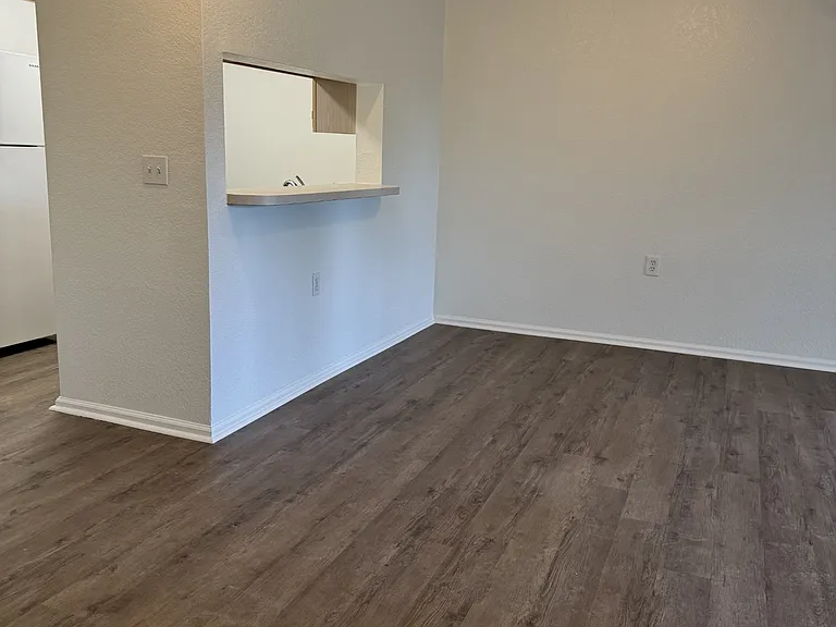 350 Houston Ave — Photo 18
