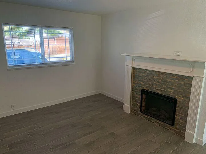 10720 Moore St — Photo 3