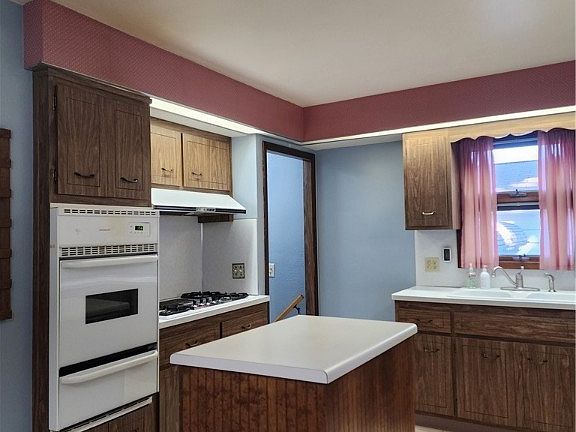 4th image of 2419 Torrington Ave