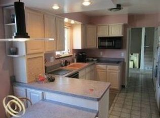 25883 Chapelweigh Dr, Farmington Hills, MI 48336