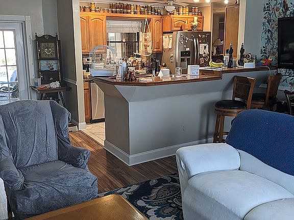 Livingroom to Kitchen