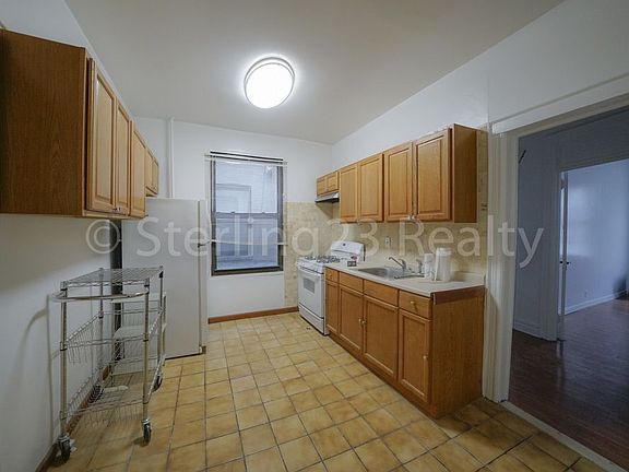 3rd image of 3604 Ditmars Blvd