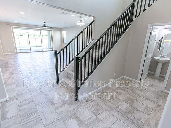 5th image of 220 E Wisteria Dr
