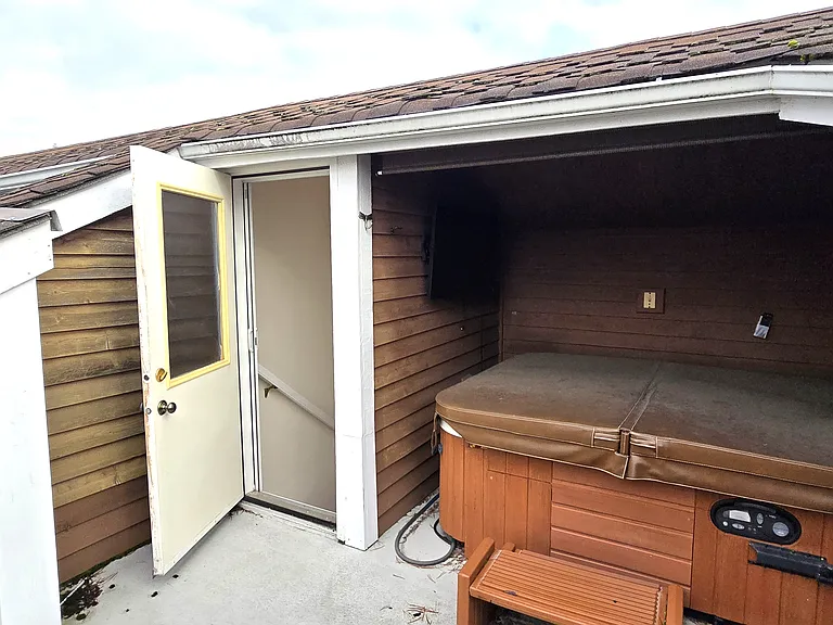 7724 E Green Lake Dr N — Photo 26