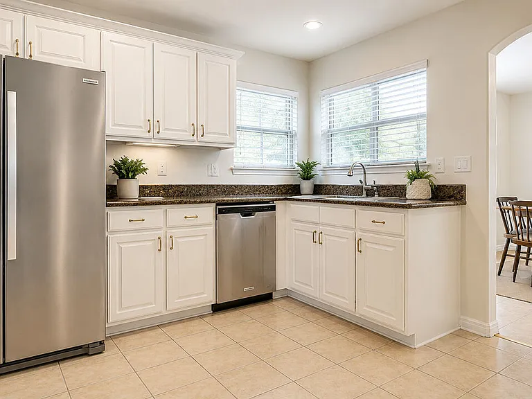 15601 Morrison St — Photo 2