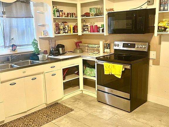 4th image of 89 Robbins Ave