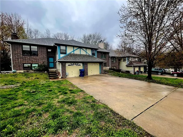 8200 Chas Cir, Pleasant Valley, MO 64068