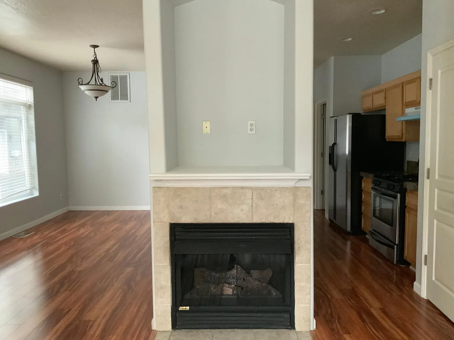 3 bed, 2.5 bath, 1596 sqft, $2,300 — Photo 3