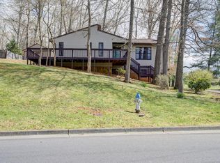 102 Glen Oaks Dr, Johnson City, TN 37615