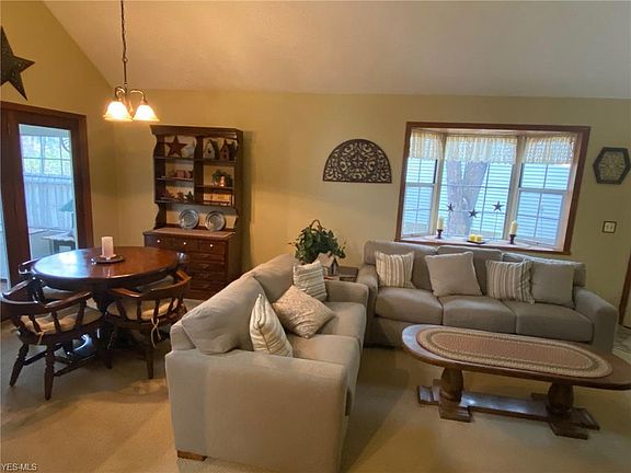 5th image of 248 S Oval Dr