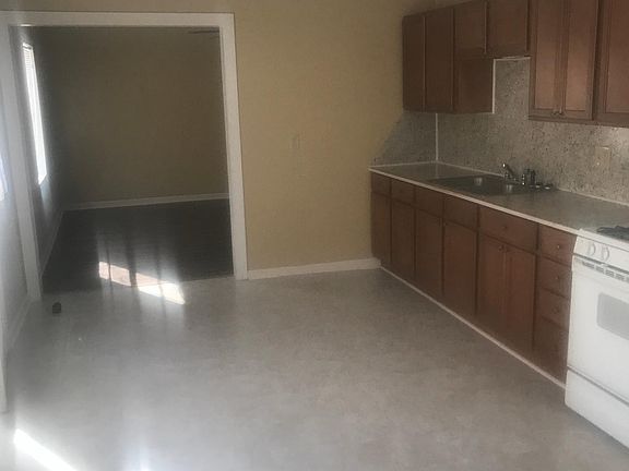3rd image of 104 Thelma Dr #1