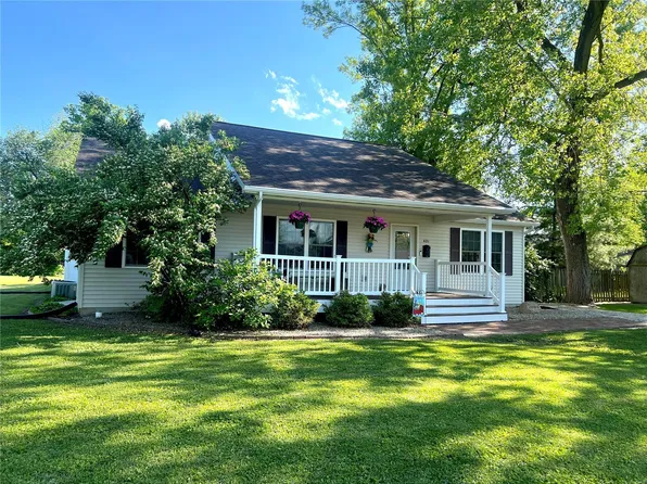 421 E Hoehn St, Carlinville, IL 62626