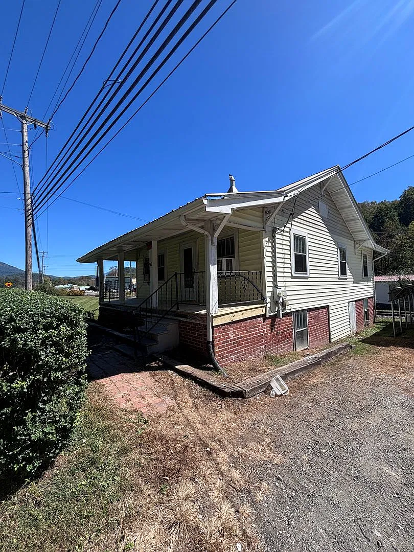 Charming 2-Bedroom Home Near Downtown Sylva All Utilities Included! — Photo 1