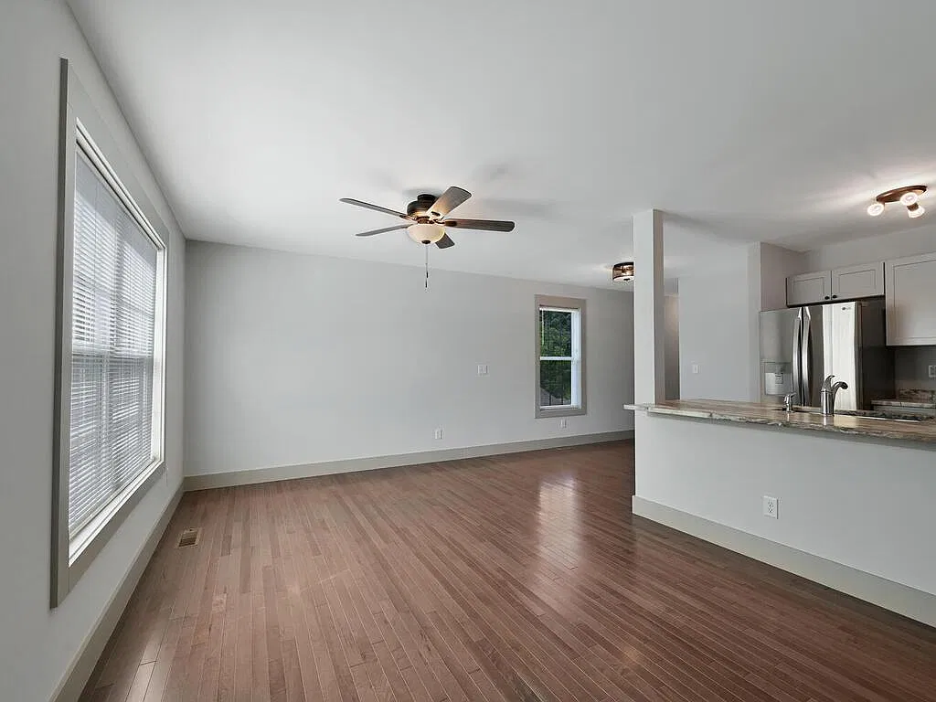 3 bed, 1300 sqft, $1,900 — Photo 3