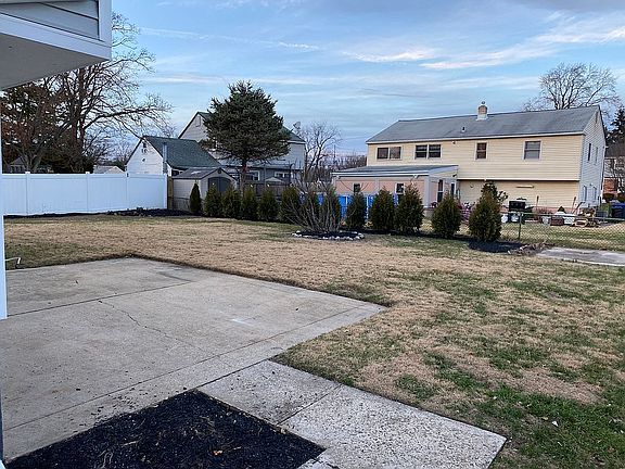 421 E Franklin Avenue Yard