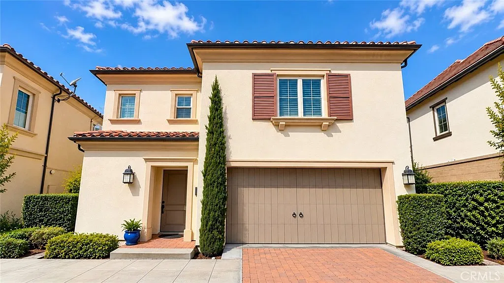 3 bed, 2.5 bath, 2060 sqft, $5,000 — Photo 1