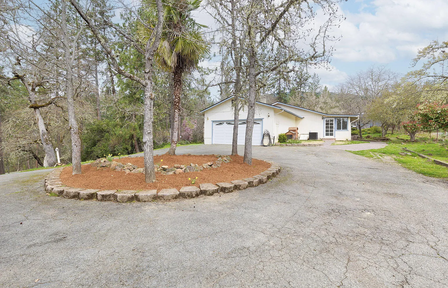 635 Palomino Dr photo 1