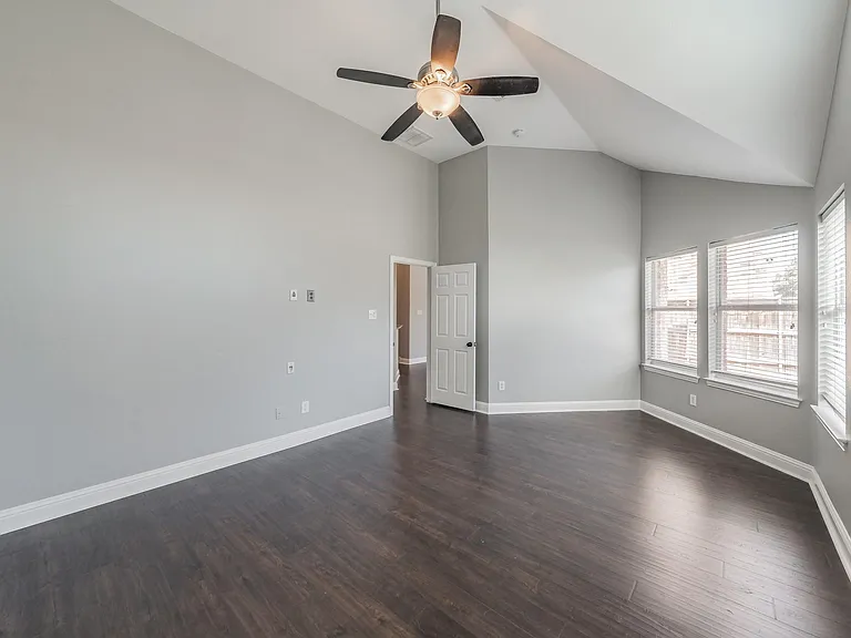 4548 Shamrock Dr — Photo 11
