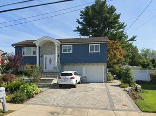 27 Beach St, Massapequa, NY 11758