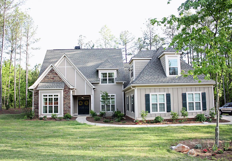 Gorgeous exterior w/ mature landscaping