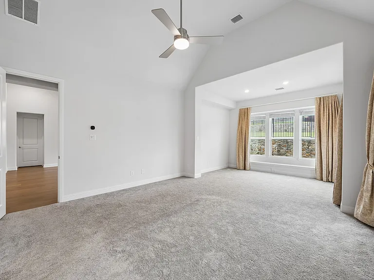 439 Montrose Dr — Photo 11