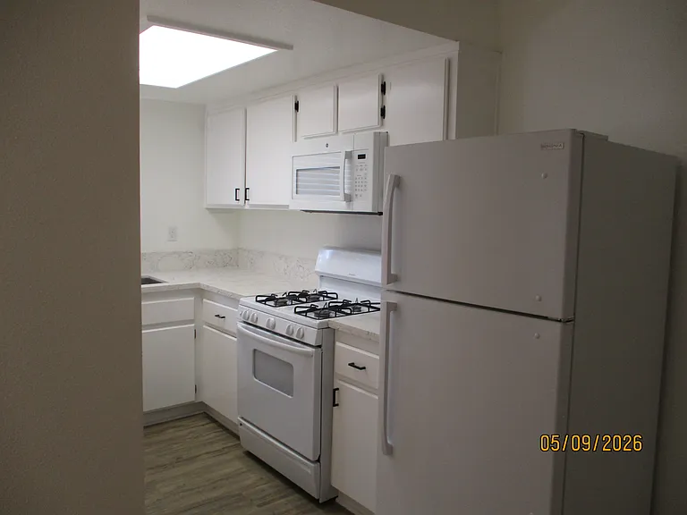 631 E Elk Ave #8 — Photo 15
