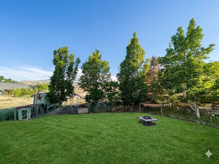 4028 E Clark Cir — Photo 7