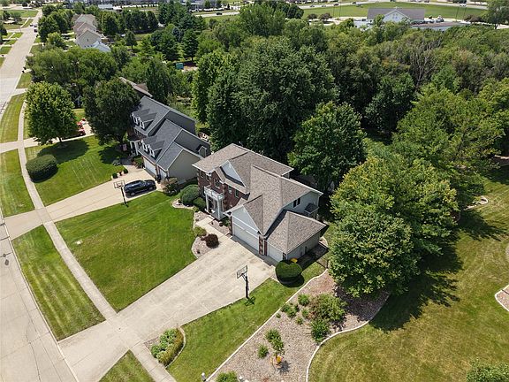 3rd image of 990 SE Westwoods Dr