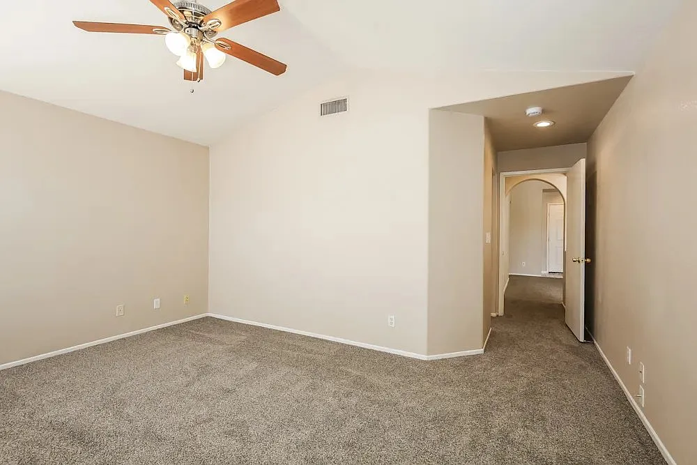 Stunning 3 Bedroom Home in a Prime Las Vegas Location — Photo 3