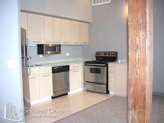 2nd image of 924 W Huron St #323