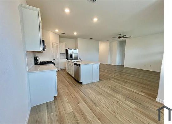 3rd image of 1110 Mahogany Ln
