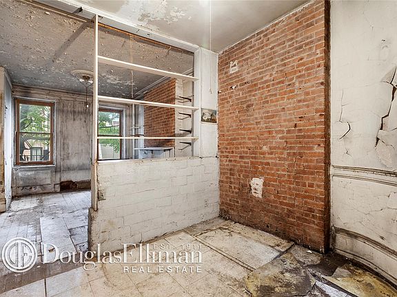 4th image of 140 W 10th St APT 2RW