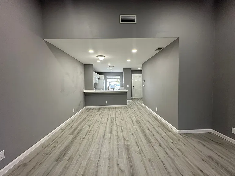 139 Deerfield Ct — Photo 2