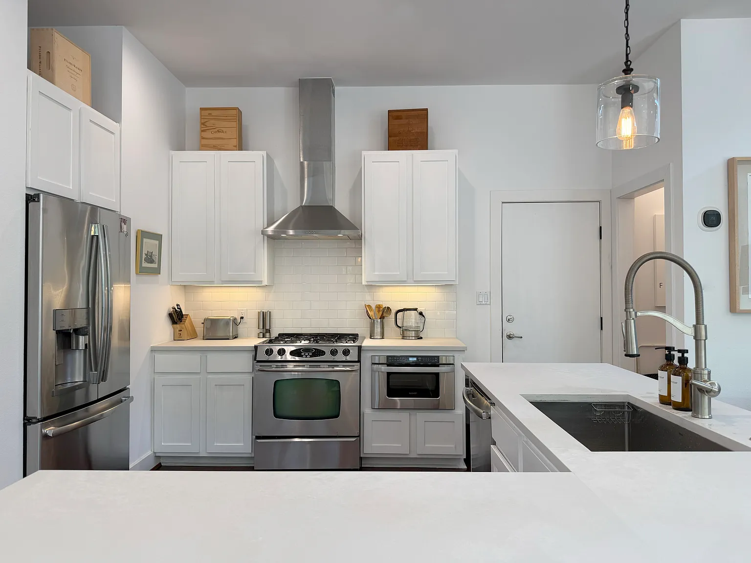 3 bed, 2.5 bath, 1821 sqft, $8,000 — Photo 3