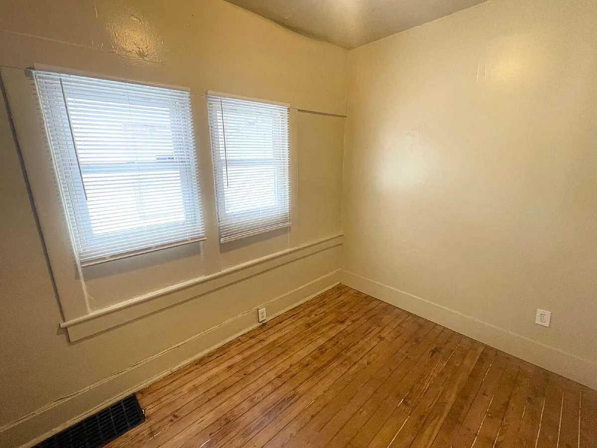 Building Photo - 1322 W 26th St